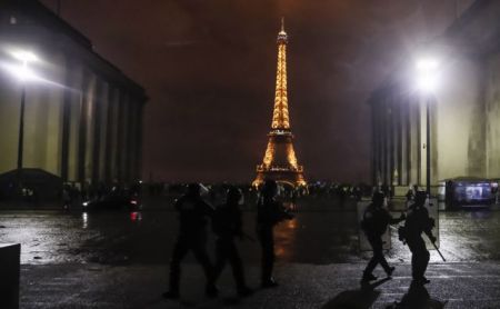 Αντάρτικο πόλης στο φλεγόμενο Παρίσι – Εκατοντάδες συλλήψεις