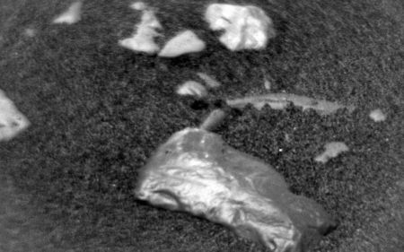 Τι είναι αυτή η πέτρα που βρήκε το Curiosity στον Άρη και λάμπει σαν χρυσός