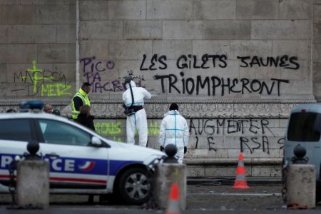 Παρίσι: 133 τραυματισμοί και 378 συλλήψεις στην κινητοποίηση των «κίτρινων γιλέκων»