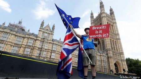 Deutsche Welle: Νέα κόντρα Μέι – αντιπολίτευσης για το Brexit