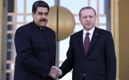 Στο Καράκας ο Ερντογάν – Αναμένεται να υπογράψει συμφωνίες με Μαδούρο