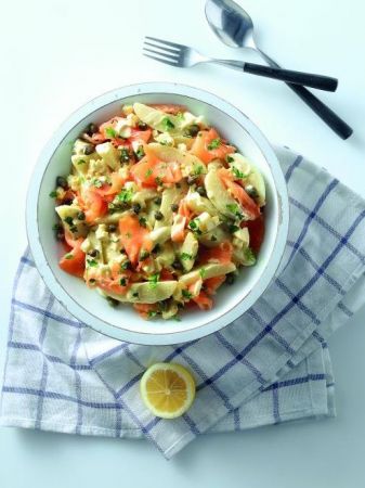 Πατατοσαλάτα με καπνιστό σολομό και κάππαρη