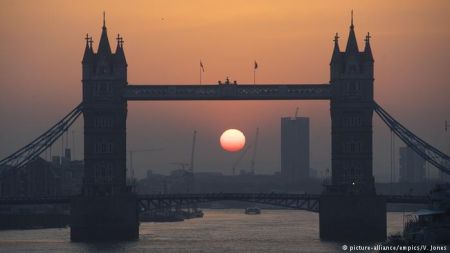 DW: Τα σενάρια για την επομένη της ψηφοφορίας για Brexit