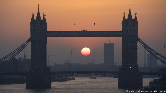 DW: Τα σενάρια για την επομένη της ψηφοφορίας για Brexit