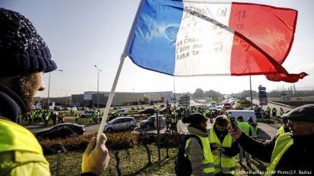 «Κίτρινα γιλέκα»: Ξεσηκωμός κατά των γαλλικών ελίτ