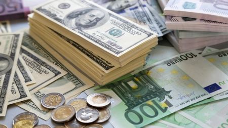Bloomberg: Τα σχέδια της ΕΕ για ενδυνάμωση του ρόλου ευρώ έναντι του δολαρίου