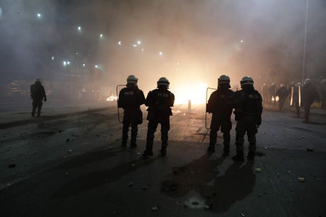 Θεσσαλονίκη: Νέα επεισόδια μετά την πορεία για τον Γρηγορόπουλο – Φλέγεται η Θεολογική