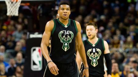 Το κάρφωμα του Αντετοκούνμπο στη μούρη του Γκρίφιν (vid)