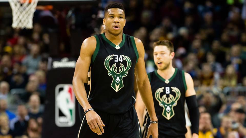 Το κάρφωμα του Αντετοκούνμπο στη μούρη του Γκρίφιν (vid)