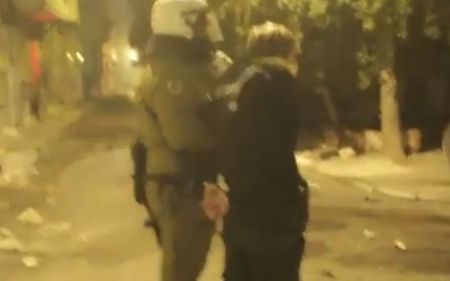 Βίντεο: Αστυνομικός χτυπά με την ασπίδα συλληφθέντα