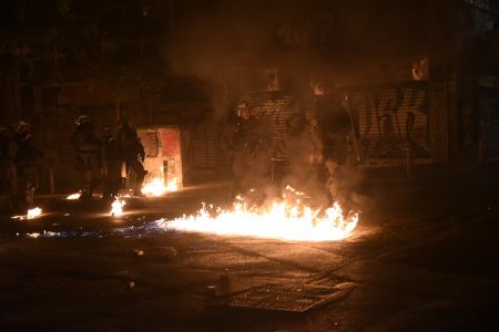 Κλειστό το κέντρο της Αθήνας – Επεισόδια στα Εξάρχεια – Φωτιά σε διαμέρισμα