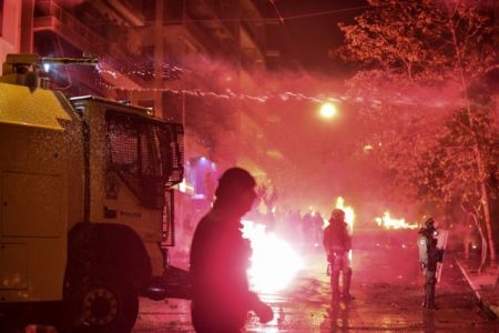 Συνεχίζεται η ένταση στα Εξάρχεια – 35 προσαγωγές από την ΕΛ.ΑΣ