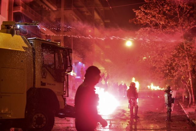 Συνεχίζεται η ένταση στα Εξάρχεια – 35 προσαγωγές από την ΕΛ.ΑΣ