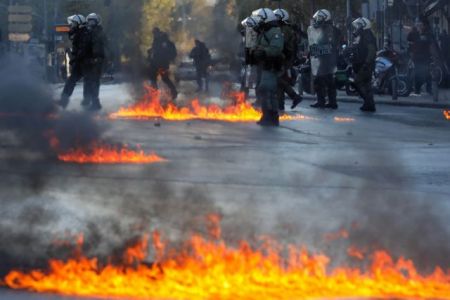 Θεσσαλονίκη: Επεισόδια μετά το τέλος της πορείας-Φωτιά σε εργοτάξιο του μετρό