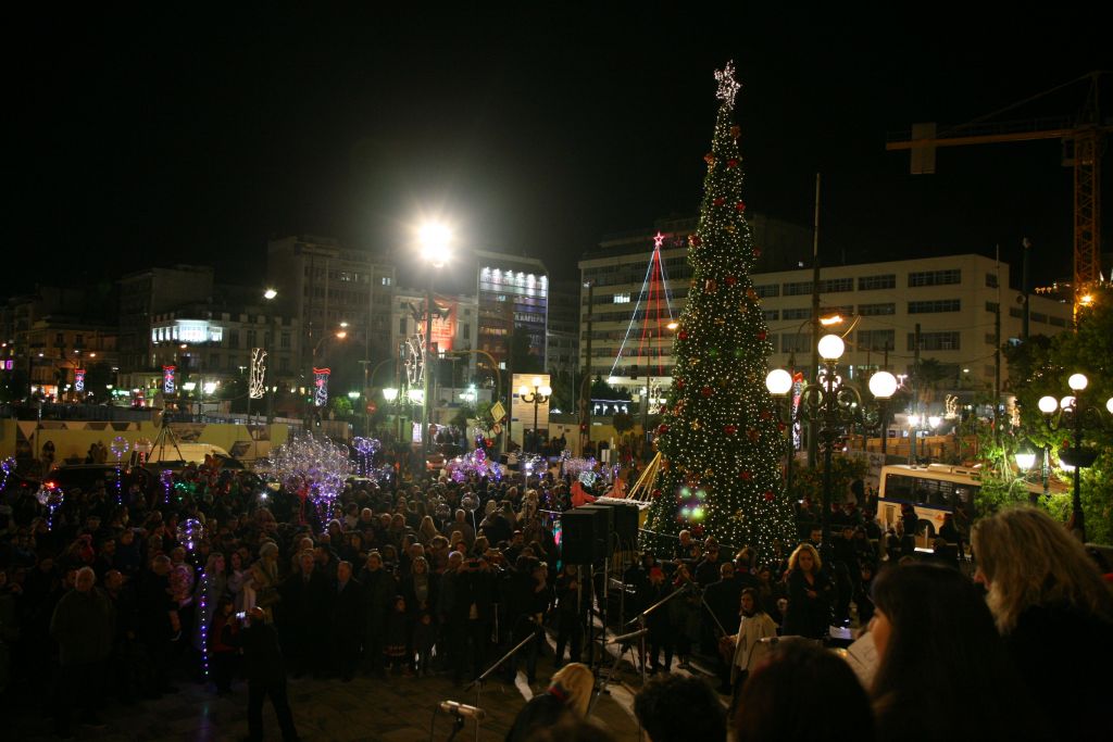 Φωταγωγήθηκε το χριστουγεννιάτικο δέντρο στον Πειραιά