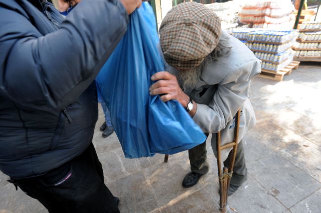 Bloomberg για Ελλλάδα: Τα επίπεδα της φτώχειας παραμένουν απαράδεκτα υψηλά