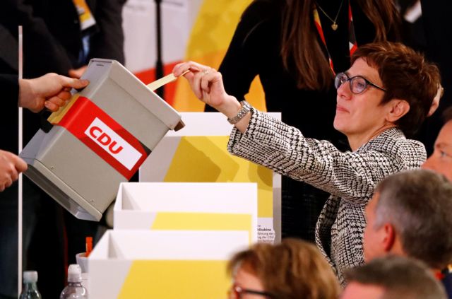 Γερμανία: Η Άνεγκρετ Κραμοπ – Καρενμπάουερ νικήτρια του α’ γύρου της εκλογής στο CDU