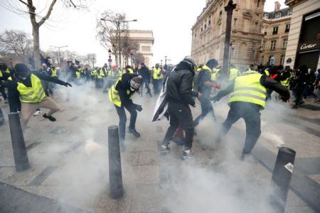 Ενταση στο Παρίσι : Επεισόδια και χημικά στη διαδήλωση των «κίτρινων γιλέκων» – Στους δρόμους τα τεθωρακισμένα