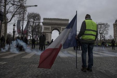 Γαλλία – Κίτρινα Γιλέκα: Δεκάδες οι τραυματίες – Σκηνές χάους στο Παρίσι