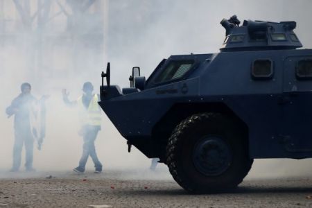 Γαλλία – Κίτρινα γιλέκα : Επεισόδια, με φωτιές, δακρυγόνα και σπασμένες βιτρίνες – 1.000 προσαγωγές