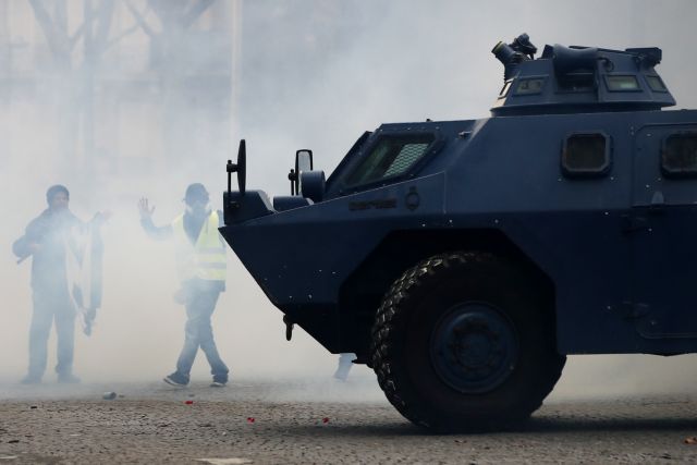 Γαλλία – Κίτρινα γιλέκα : Επεισόδια, με φωτιές, δακρυγόνα και σπασμένες βιτρίνες – 1.000 προσαγωγές