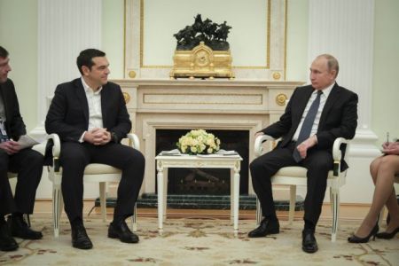 Tsipras, Putin meet in shadow of mutual expulsion of diplomats