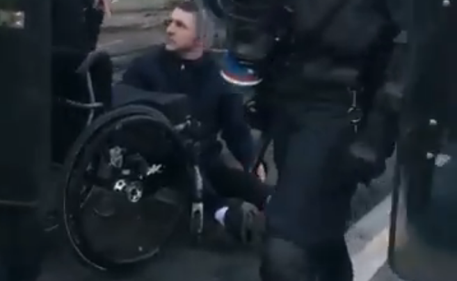 Γαλλία: Η καταστολή δεν διακρίνει ούτε άτομο σε αναπηρικό καροτσάκι