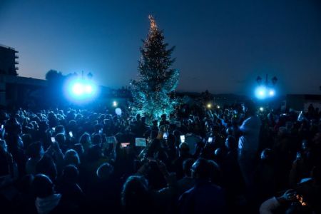 Άναψε το χριστουγεννιάτικο δέντρο της ελπίδας στο Μάτι