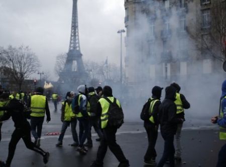 Γαλλία: Υπό την πίεση των «κίτρινων γιλέκων» τα ομόλογα – Πτώση στις μετοχές μεγάλων εταιρειών