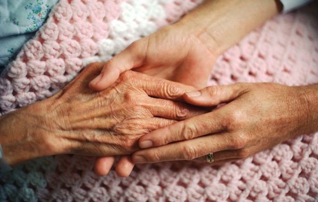 Χαρίτσης: Μόνιμος θεσμός του Κράτους το «βοήθεια στο σπίτι», με μόνιμο προσωπικό