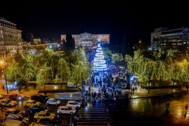 Αναψε το χριστουγεννιάτικο δέντρο στο Σύνταγμα