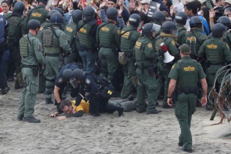 Τραμπ: Απειλεί με τείχος στα σύνορα ΗΠΑ – Μεξικού