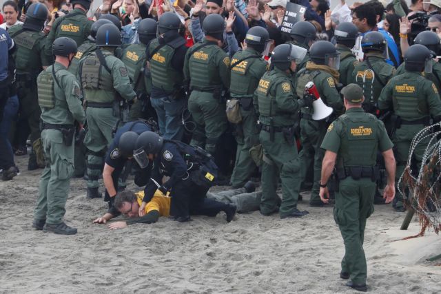 Τραμπ: Απειλεί με τείχος στα σύνορα ΗΠΑ – Μεξικού