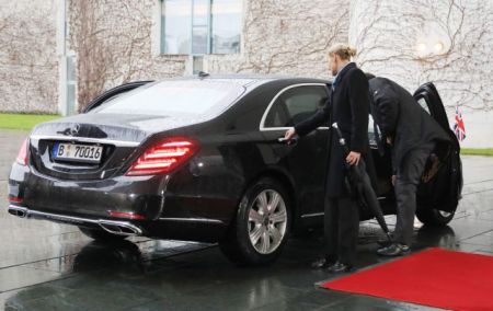 Μέι: Δεν άνοιγε η πόρτα του αυτοκινήτου (video)