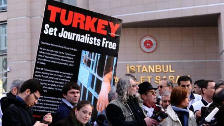 Κοντά σε ιστορικό υψηλό ο αριθμός φυλακισμένων δημοσιογράφων