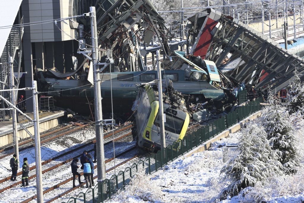 Τουρκία: Στους εννέα οι νεκροί από τη σύγκρουση τρένων