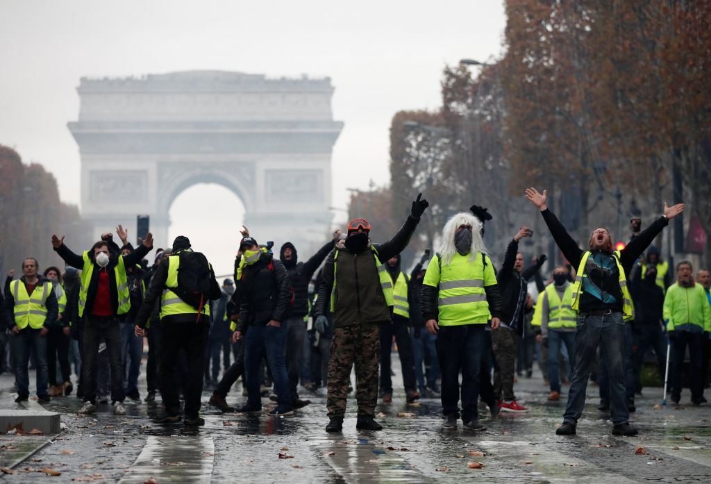 Σε αστυνομικό κλοιό ξανά το Παρίσι για τα «κίτρινα γιλέκα»