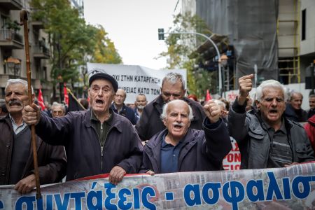 Εξω από το Μαξίμου οι συνταξιούχοι