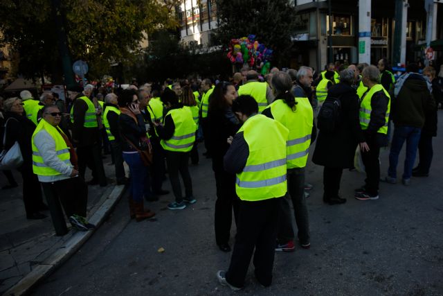 Σύνταγμα – «Κίτρινα γιλέκα»: Ενδειξη αλληλεγγύης στον γαλλικό λαό [Εικόνες]