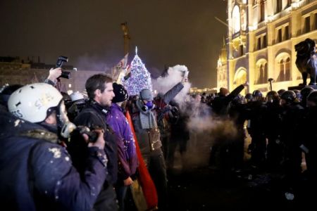 Ουγγαρία: Σφοδρές συγκρούσεις σε διαδηλώσεις κατά του νόμου Όρμπαν για εργασιακά
