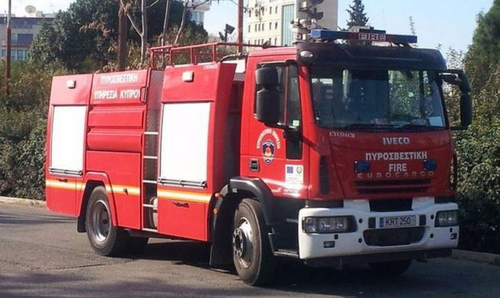 Γλυφάδα: Στις φλόγες δύο γιοτ στην Δ μαρίνα