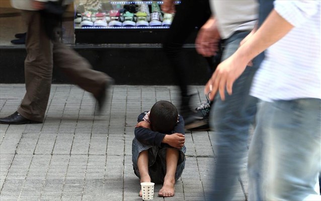 DW: Η κρίση αφήνει τους Ελληνες να πεινάνε και τα παιδιά υποσιτισμένα