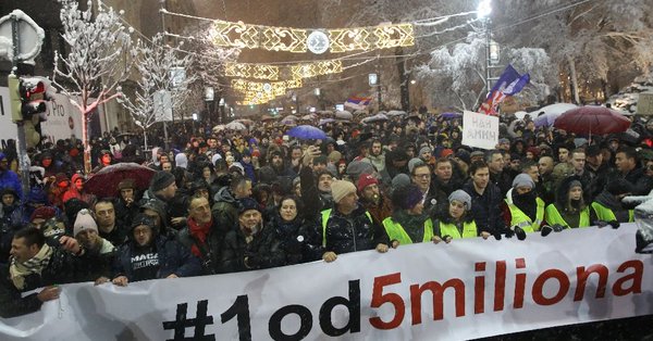 Σερβία : Χιλιάδες διαδωλητές στο Βελιγράδι κατά του Προέδρου Βούτσιτς