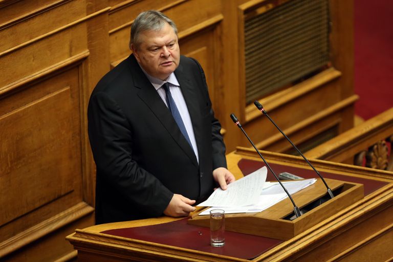 Βενιζέλος: Απαιτείται αντίσταση κατά της διολίσθησης της Δημοκρατίας