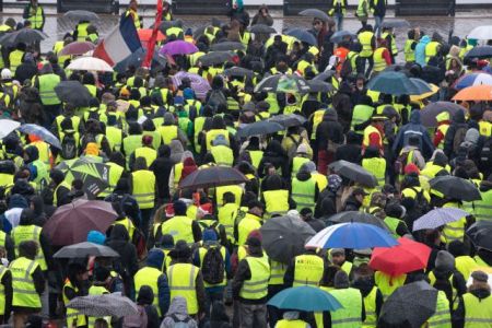 Γαλλία – «Κίτρινα γιλέκα»: Ο Μακρόν επισπεύδει  την εφαρμογή των παραχωρήσεων