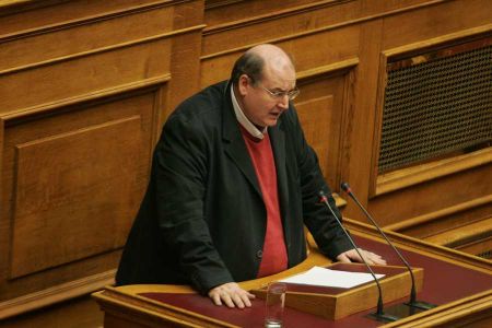 Φίλης: Συντάσσομαι με το πρωτοσέλιδο της «Καθημερινής» που λέει ότι «στη βία απαντάμε με τη δουλειά μας»