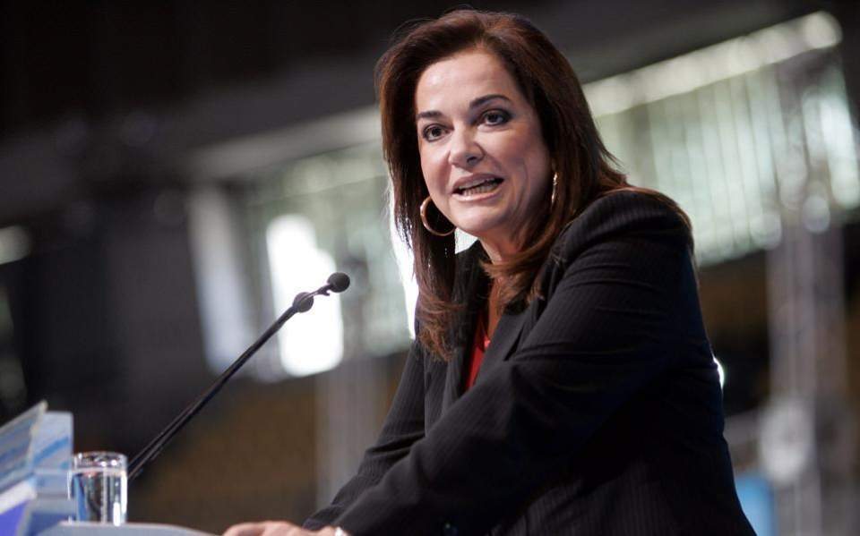 Μπακογιάννη: Kότα τρίλειρη και μακροπουπουλάτη ο Καμμένος