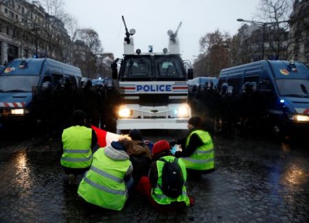 Γαλλία – «Κίτρινα γιλέκα»:  Πυρπολήθηκαν διόδια