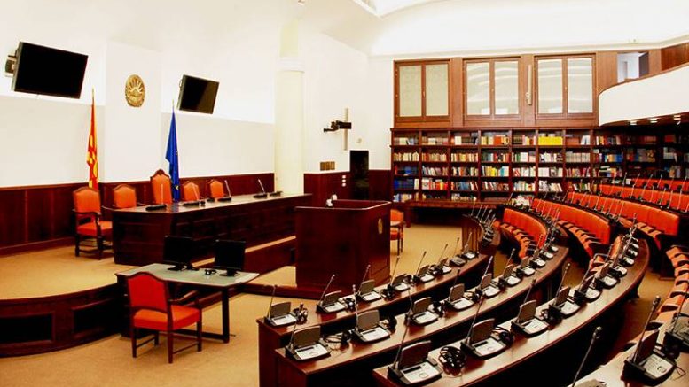 πΓΔΜ: Παιχνίδια με την εθνότητα στην Επιτροπή Συνταγματικών Υποθέσεων της Βουλής