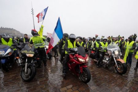 Γαλλία – «Κίτρινα Γιλέκα»: Στους εννέα οι νεκροί από τις διαδηλώσεις